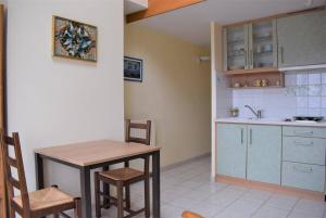 Una cocina o cocineta en Appartement avec terrasse VUE SUR MER plage du Coz-Pors à TREGASTEL - Réf 726 7 fotos más