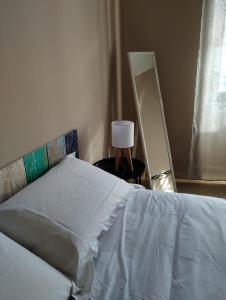 - une chambre avec un lit, un miroir et une lampe dans l'établissement Il Sole Dentro Holiday Home, à Pellezzano