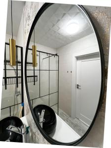 bagno con lavandino nero e specchio di PaVoni Veranda a Łeba