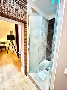 eine Dusche in einem Zimmer mit Glastür in der Unterkunft Minerva Relais in Rom