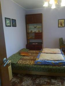 sypialnia z 2 łóżkami w pokoju w obiekcie Maxim Pokoje Gościnne w Iwoniczu-Zdroju
