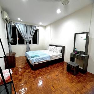 シブにあるCozy home in Sibu Near Daescoのベッドルーム(ベッド1台、鏡付)