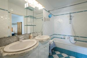 A bathroom at Wein & Landhaus Willi Opitz