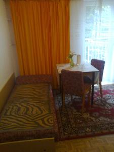 d'une salle à manger avec une table, des chaises et une fenêtre. dans l'établissement Maxim Pokoje Gościnne, à Iwonicz-Zdrój