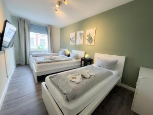 a bedroom with two beds with towels on them at Wohnung für 5 Gäste große Küche Messe- und Citynah in Hannover