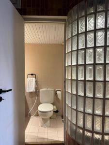 bagno con servizi igienici bianchi in camera di Bab El Mina guest house Byblos a Jbeil