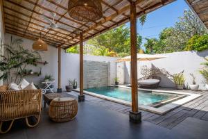 Πισίνα στο ή κοντά στο Spacious Two Bedroom Modern Tropical Home