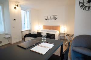 a room with a desk with a laptop and a bed at IL CORTILETTO in Lecco