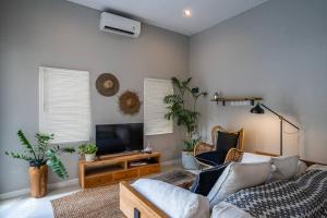 Μια τηλεόραση ή/και κέντρο ψυχαγωγίας στο Spacious Two Bedroom Modern Tropical Home
