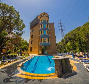 Bazén v ubytování Le Caravelle Beirut nebo v jeho okolí