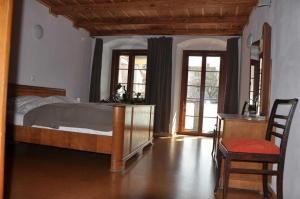 a bedroom with a bed and two windows at Die gute Stube in Görlitz
