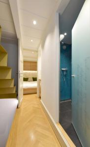 un pasillo con una puerta que conduce a un dormitorio en Boutique City Design Bijou - an bester Lage en Thun