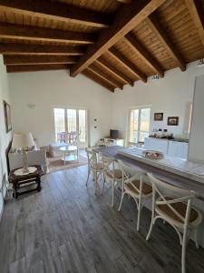 uma grande sala de estar com mesa e cadeiras em Oasi di pace nella Val di Taro em Compiano
