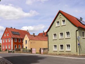 een rij huizen aan de straatkant bij Biobauer Heubach in Iphofen