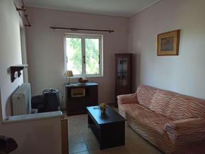 een woonkamer met een bank en een tafel bij Relaxing home at Kiato in Kiáton
