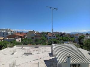 uitzicht op de stad vanaf het dak van een gebouw bij Relaxing home at Kiato in Kiáton