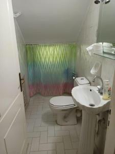 een badkamer met een toilet en een wastafel bij Relaxing home at Kiato in Kiáton