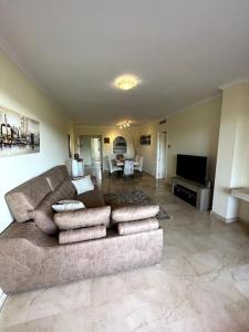 ein Wohnzimmer mit Sofa und Fernseher in der Unterkunft Beautiful apartment,3 min drive from the beach in Bahia de Casares + 11 Fotos