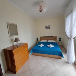 Postel nebo postele na pokoji v ubytování Holiday's Nea Peramos Kavala's