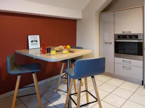 - une cuisine avec une table, des chaises et un comptoir dans l'établissement ANSA LOFT, à Ensisheim