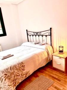 sypialnia z dużym łóżkiem i drewnianą podłogą w obiekcie La Estrella del Duero w mieście Zamora