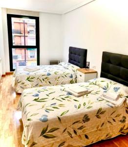 dwa łóżka siedzące obok siebie w pokoju w obiekcie La Estrella del Duero w mieście Zamora