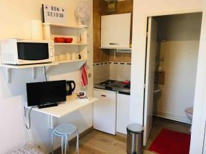 シャンブレー・レ・トゥールにあるStudio aménagé + parkingの小さなキッチン(デスク、電子レンジ付)