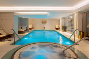 uma piscina num quarto de hotel em Montcalm Royal London House, London City em Londres