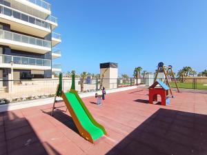 un parque infantil con tobogán y columpio en AyF MODERNO Y LUJOSO EN 1ª LÍNEA DE PLAYA, en Oropesa del Mar