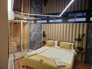 sypialnia z dużym łóżkiem i dużym oknem w obiekcie Madison Luxury Apartments & Rooms w Zagrzebiu