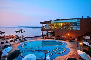 um hotel com piscina em frente a um edifício em Eldorado Resort em Sinan