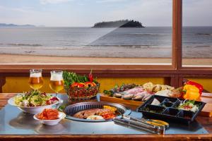 ein Tablett mit Essen auf einem Tisch am Strand in der Unterkunft Eldorado Resort in Sinan