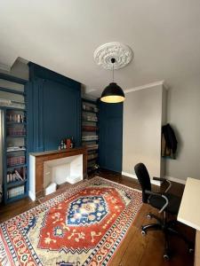 - un salon avec un tapis à l'étage dans l'établissement Magnifique Appart - fameuse Rue piétonne MrJoffre, à Cahors