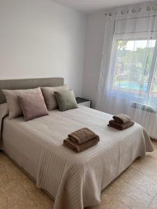 1 dormitorio con 1 cama grande y 2 toallas. en Lux@Spa2 en Vallirana