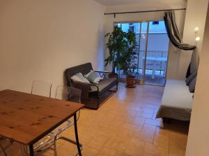 a living room with a couch and a table at Apartamento Victoria, 300 m de la playa, 100 m centro in L'Estartit