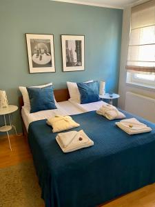 dwa łóżka siedzące obok siebie w sypialni w obiekcie Lake Apartment w Hévízie
