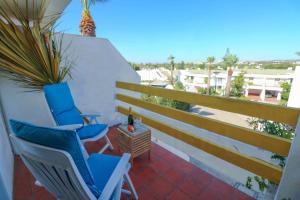 un par de sillas en un balcón con vistas en Casa Moura Golfe, en Vilamoura