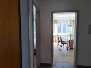 uma porta aberta para um quarto com uma sala de jantar em Airolo Valley Apartments by Quokka 360 - Cozy with Mountain View em Airolo