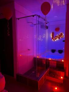 - une douche avec des lumières violettes dans l'établissement Hotel ZT, à Mariquita