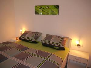 - 2 lits dans une petite chambre avec 2 lampes dans l'établissement Gästehaus Siebert, à Bad Brambach