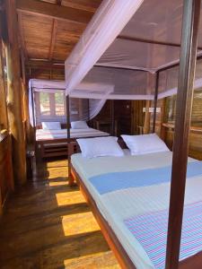 Postel nebo postele na pokoji v ubytování Surf Beach Hotel