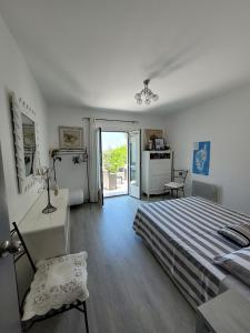 Ένα ή περισσότερα κρεβάτια σε δωμάτιο στο Maison pieds dans l eau St Florent