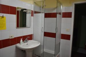bagno con lavandino e doccia in vetro di Green House a Genova