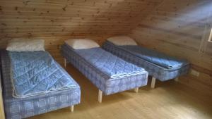 3 lits dans une chambre dans une cabine dans l'établissement Peko Holiday Home, à Õrsava