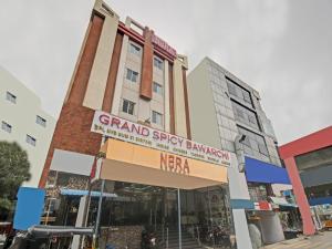 Um edifício com um cartaz que diz "Big Spicy Bangalore" em Townhouse Hotel Nera Regency Near Image Hospital em Kondapur