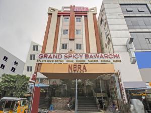 Um edifício com um cartaz que diz "Grand Spicy Bangkok" em Townhouse Hotel Nera Regency Near Image Hospital em Kondapur