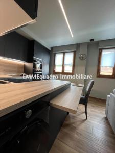 eine Küche mit einem Schreibtisch und einem Stuhl in einem Zimmer in der Unterkunft Hotel Testani Frosinone in Frosinone