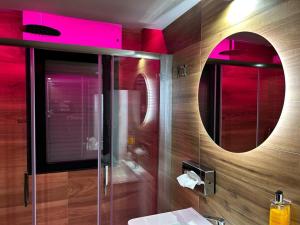 La salle de bains est pourvue d'un lavabo et d'un miroir. dans l'établissement Hotel Testani Frosinone, à Frosinone