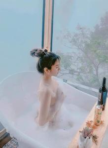 een jong meisje in een bad bij mimosa villa tam dao in Tam Ðảo