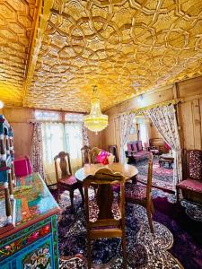 una sala da pranzo con tavolo e sedie di Houseboat Newworld and transportation a Srinagar